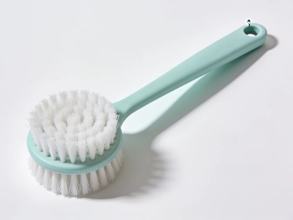 Round dish brush — Polypropylene handle; round head; medium nylon bristles