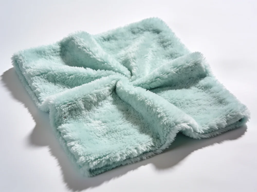 Plush dusting cloth — 80% polyester / 20% polyamide microfiber; deep soft pile